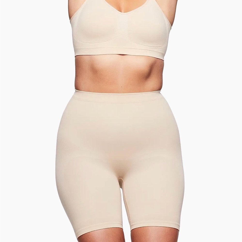 Skims Seamless Sculpt Mid-Thigh Short - Fit like medium